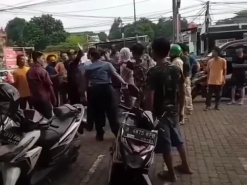 Tangkapan layar anggota TNI diduga berkelahi dengan sejumlah anggota ormas di Bekasi. (Instagram/@infokomando.official)