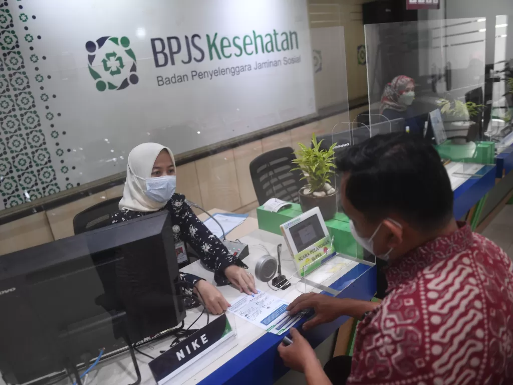 Petugas melayani warga di loket BPJS Kesehatan Jakarta Pusat, Jakarta, Jumat (17/6/2022). ( ANTARA FOTO/Akbar Nugroho Gumay)