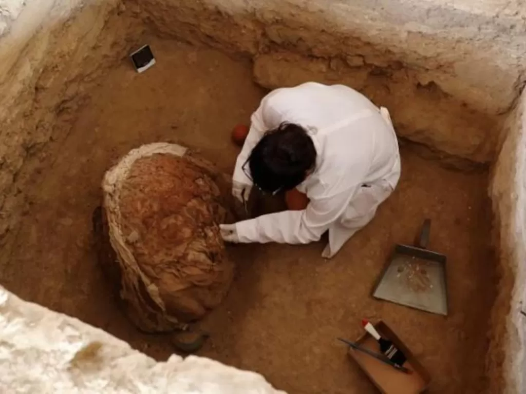Seorang arkeolog bekerja selama penggalian makam dan sisa-sisa manusia dari budaya Inca di Huaca de las Abejas, di Kompleks Arkeologi Tucume di Lambayeque, Peru, pada 4 Juli 2018. (Reuters)