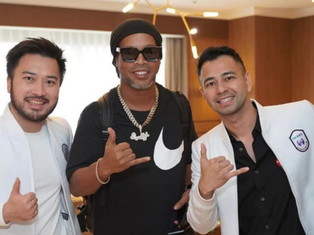 Dua bos Rans Nusantara FC Raffi Ahmad (kanan) dan Rudy Salim (kiri) menyambut kehadiran Ronaldinho di Indonesia. (Instagram/@raffinagita1717)