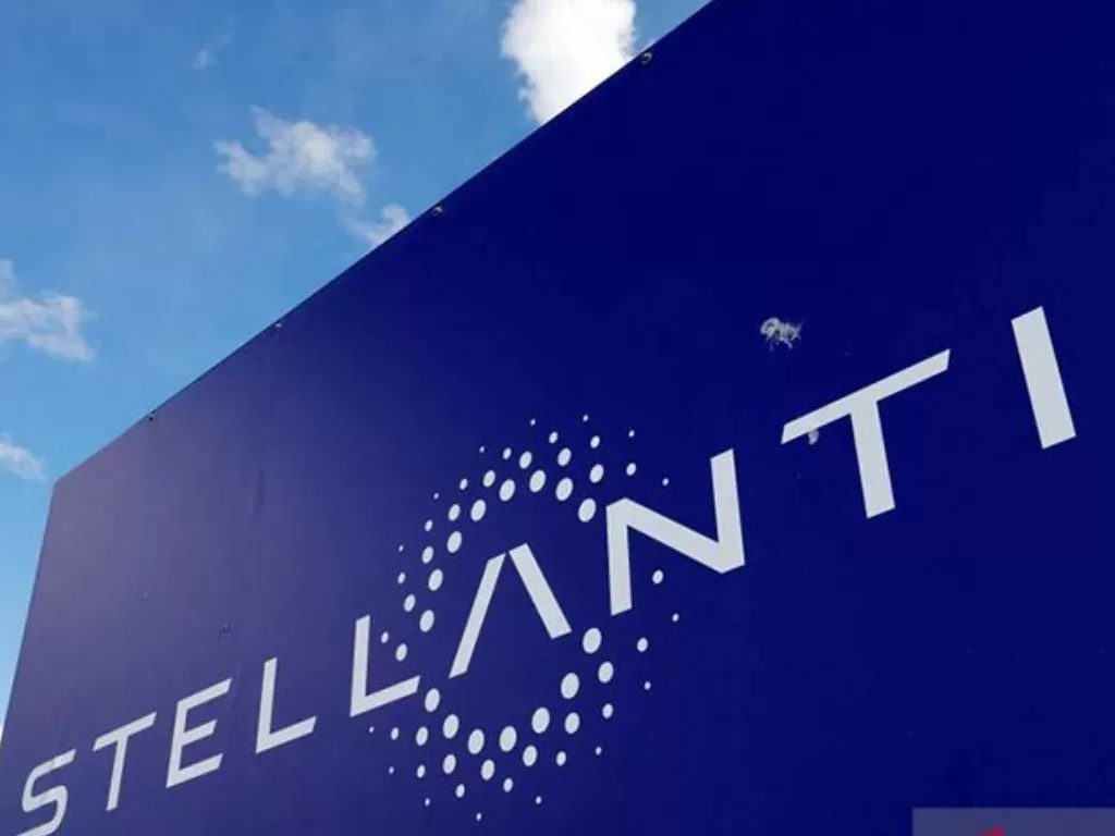 Logo Stellantis di pintu masuk pabrik perusahaan di Hordain, Prancis, Rabu (7/7/2021). (ANTARA/REUTERS/Pascal Rossignol/am)