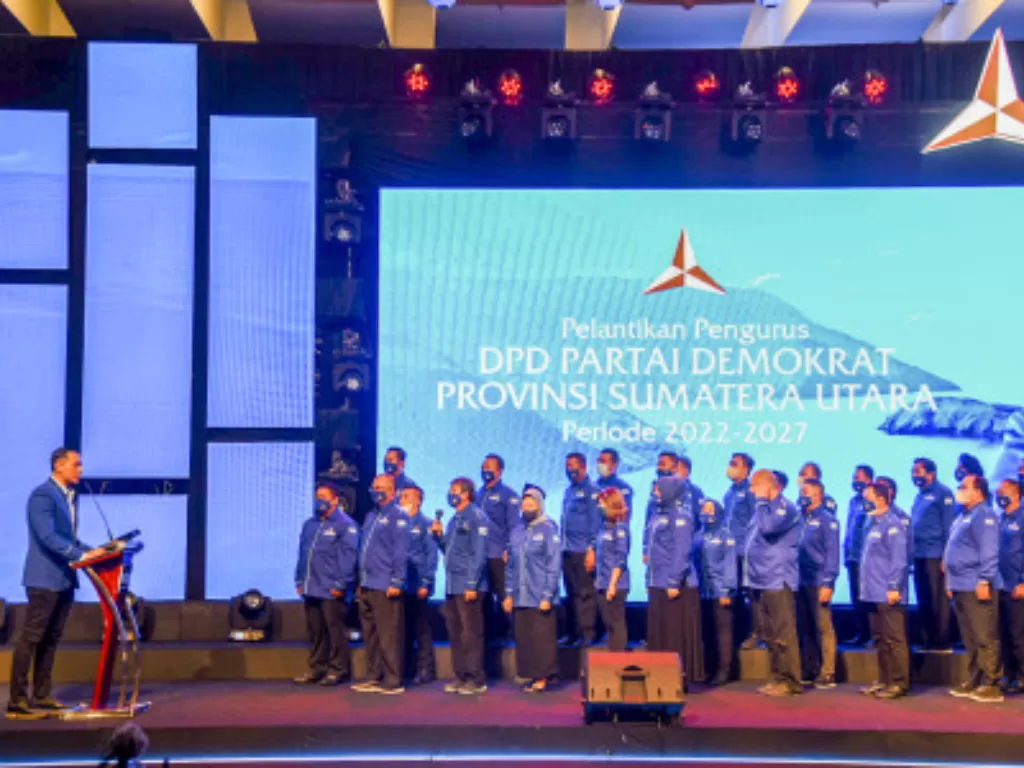 Ketua Umum Partai Demokrat Agus Harimurti Yudhoyono (kiri depan) melantik pengurus DPD Partai Demokrat Sumatera Utara saat pelantikan di Medan, Kamis (12/5/2022). (ANTARA FOTO/Fransisco Carolio)