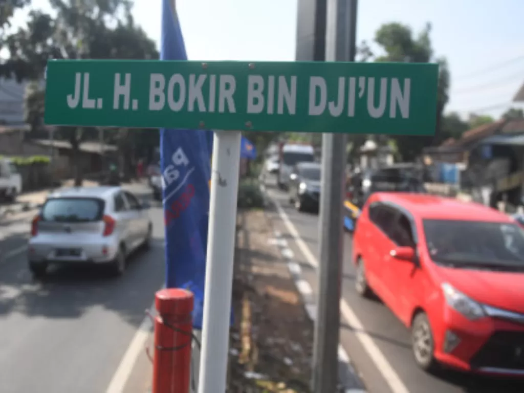 Kendaraan melintasi Jalan H Bokir Bin Dji'un yang baru diresmikan menggantikan nama sebelumnya Jalan Raya Pondok Gede ruas Jalan Raya Bogor - Tamini di Jakarta. (ANTARA FOTO/Akbar Nugroho Gumay)
