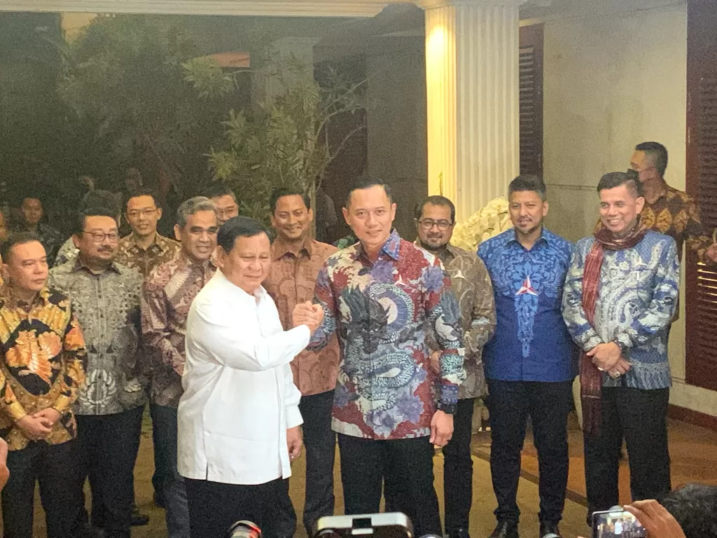 Ketum Gerindra, Prabowo Subianto dan Ketum Demokrat, Agus Harimurti Yudhoyono bertemu, Jumat (24/6/2022) malam. (INDOZONE/Harits Tryan)