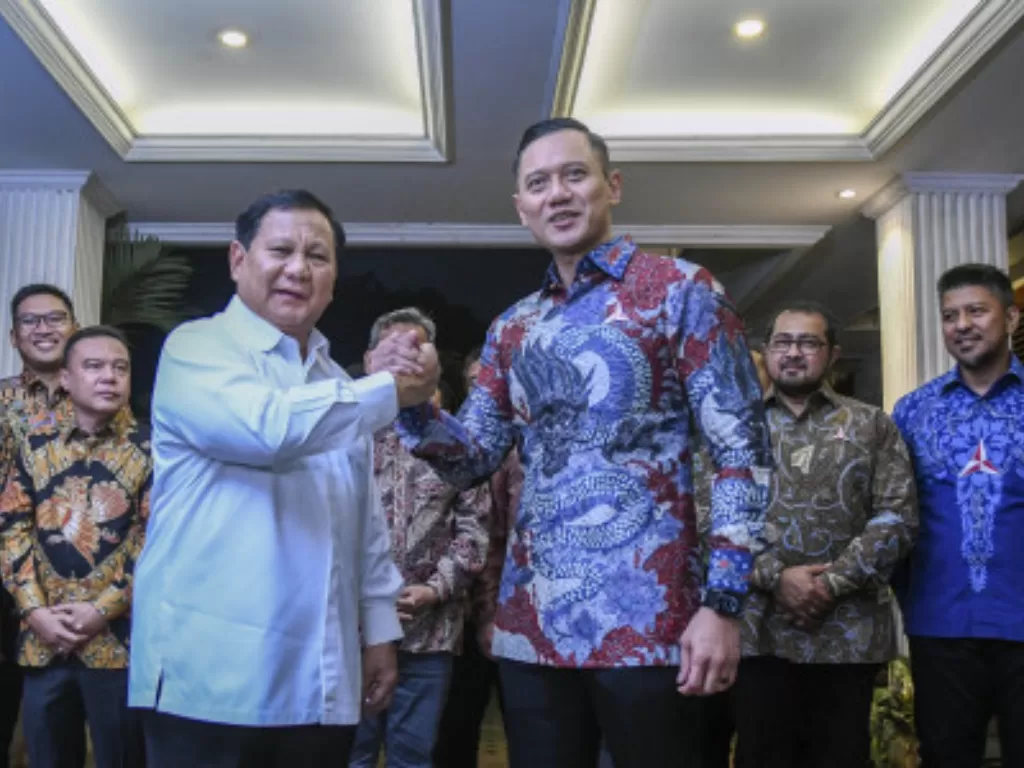Ketua Umum Partai Gerindra Prabowo Subianto (kiri) berjabat tangan dengan Ketua Umum Partai Demokrat Agus Harimurti Yudhoyono (kanan). (ANTARA FOTO/Galih Pradipta)