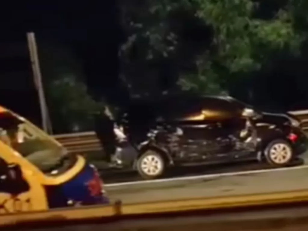 Salah satu kendaraan yang terlibat kecelakaan beruntun di jalan Tol Cipularang kondisinya rusak. (Tangkapan Layar Instagram/@kontributor)