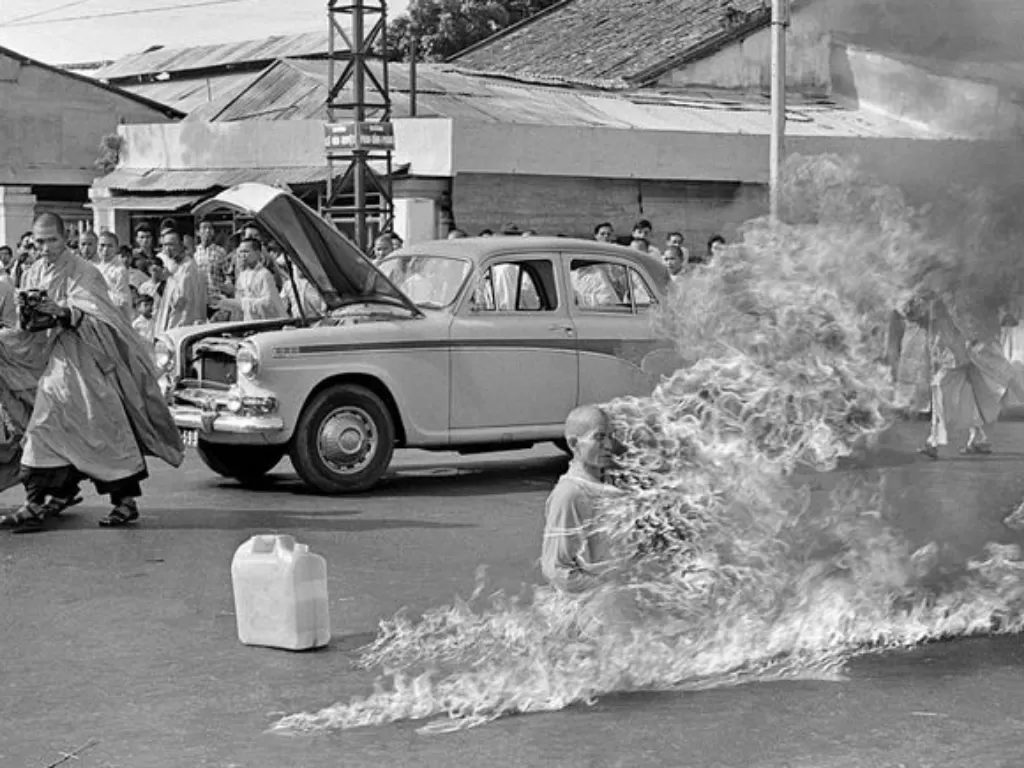 Aksi biksu Vietnam yang bakar diri di tengah perang 1963. (History)