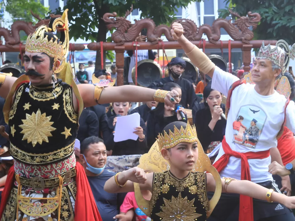 Rakyat biasa sampai Ganjar Pranowo ikut menari Gatotkaca (Is Ariyanto/IDZ Creators)