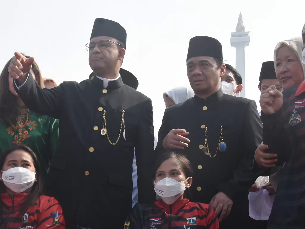 Gubernur DKI Jakarta Anies Baswedan (kiri) didampingi Wakil Gubernur Ahmad Riza Patria (kedua kanan). (ANTARA/Indrianto Eko Suwarso)