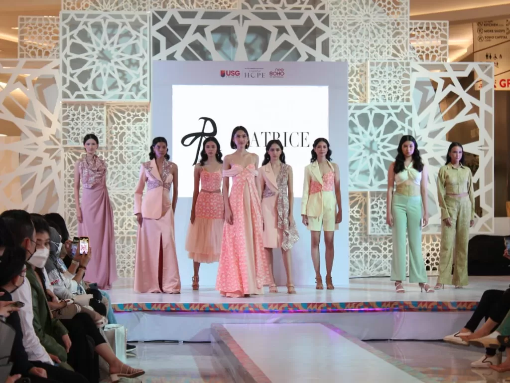 Kain tenun Bangka Belitung di pagelaran fashion show Dhea Pangabean. (Rukmi Hapsari/IDZ Creators)