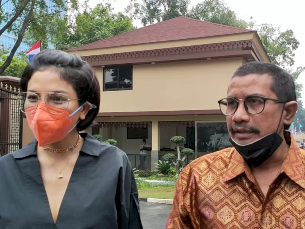 Nikita Mirzani (kiri) dan pengacaranya Fachmi Bachmid (kanan) di Mabes Polri, Jakarta. (INDOZONE/Samsudhuha Wildansyah).
