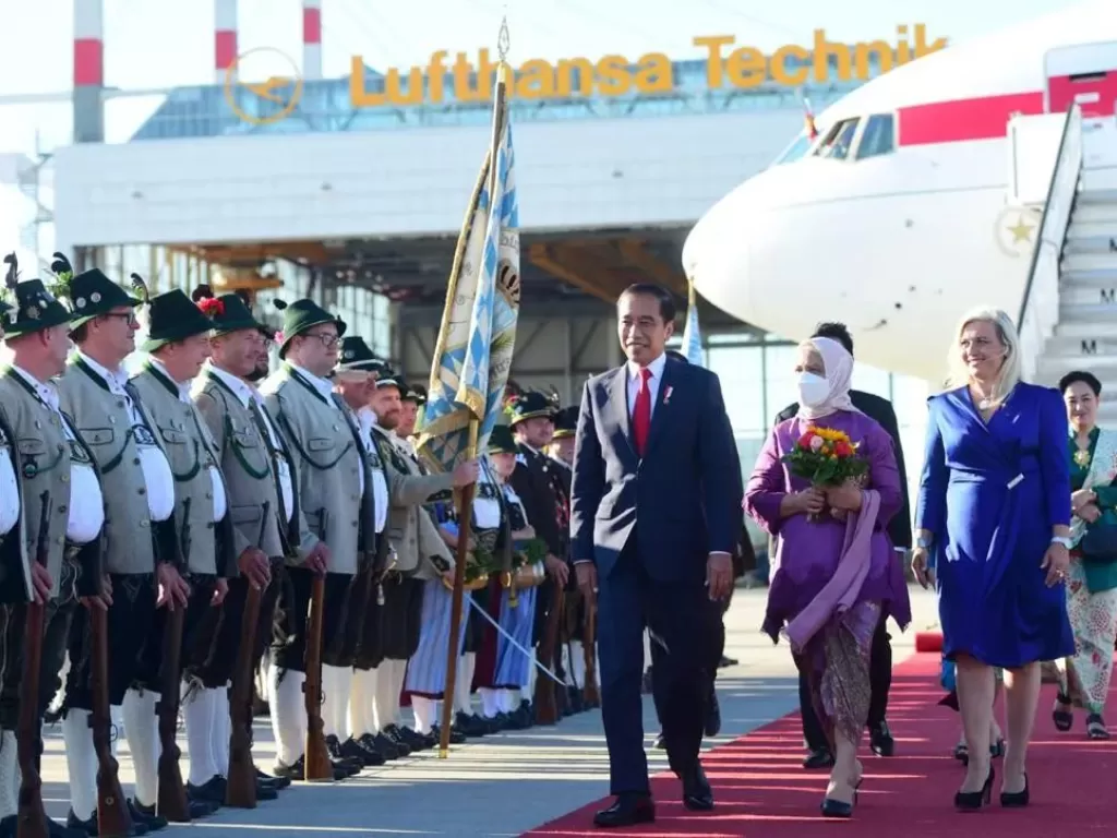 Presiden Jokowi bersama Ibu Negara Iriana Jokowi tiba di Jerman. (Instagram/@jokowi)