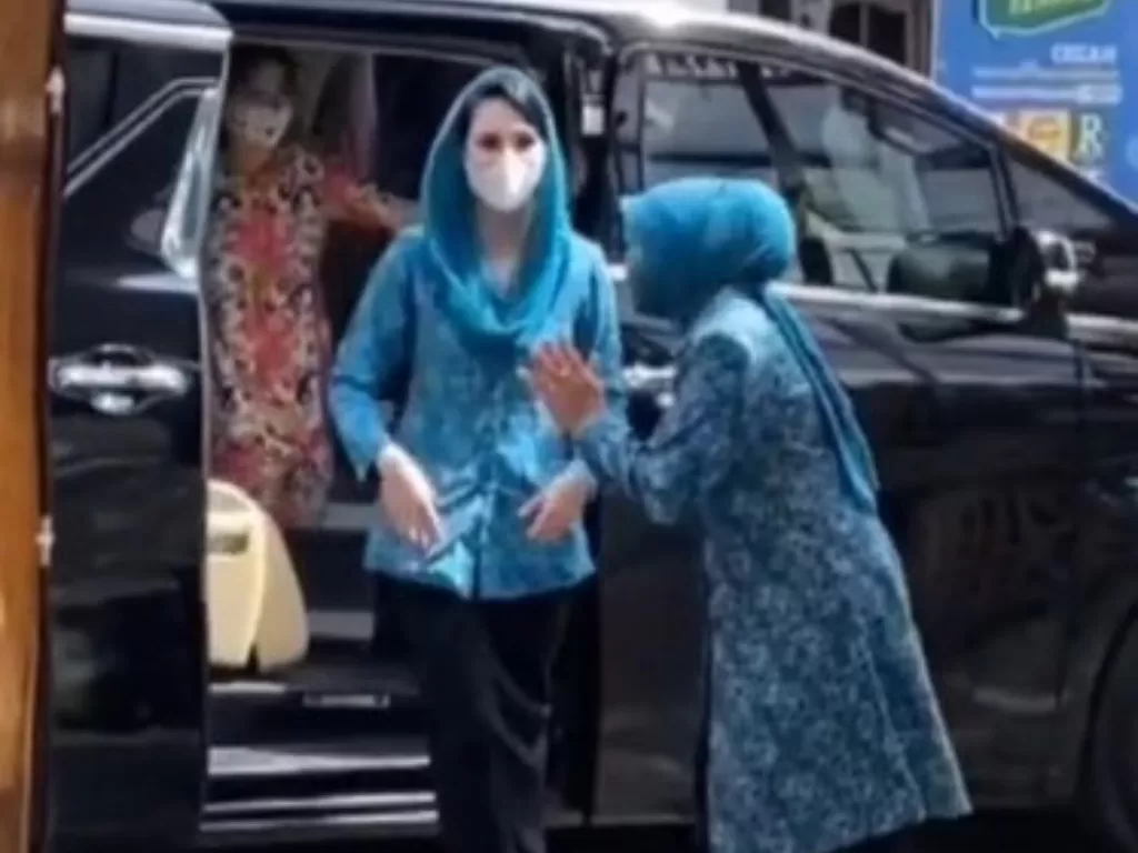 Video Arumi Bachsin tolak bersalaman (TikTok/@ashalinew)