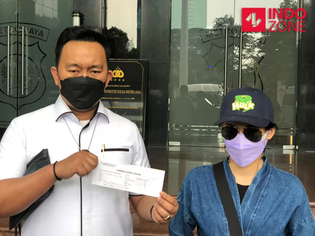 Korban pemerkosaan (kanan) dan pengacaranya Prabowo Febrianto (kiri) di Polda Metro Jaya, Jakarta. (INDOZONE/Samsudhuha Wildansyah).