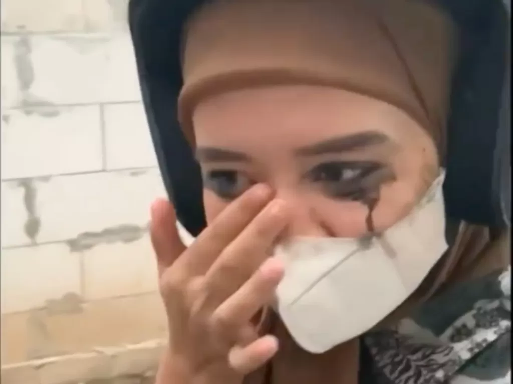 Cewek viral karena maskaranya yang luntur (Instagram/@memomedsos)