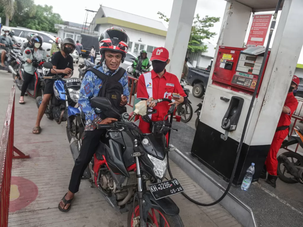 Petugas mengisi bahan bakar minyak (BBM) jenis Pertalite ke sepeda motor konsumen di SPBU. (ANTARA/Makna Zaezar)