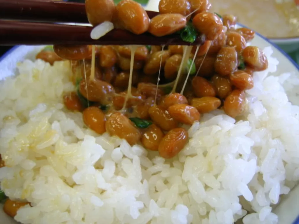 Natto disantap bersama nasi putih. (Wikipedia)