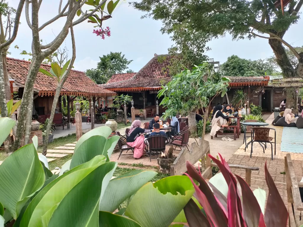 Kafe Bale Nyawidji di Tulungagung, Jawa Timur. (Hasan Syamsuri/IDZ Creators)