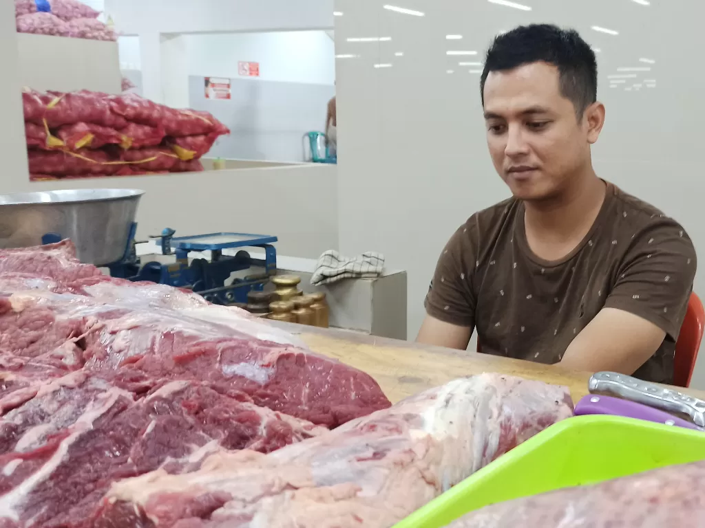 Pedagang daging sapi sepi pembeli. (Pramita Kusumaningrum/IDZ Creators)