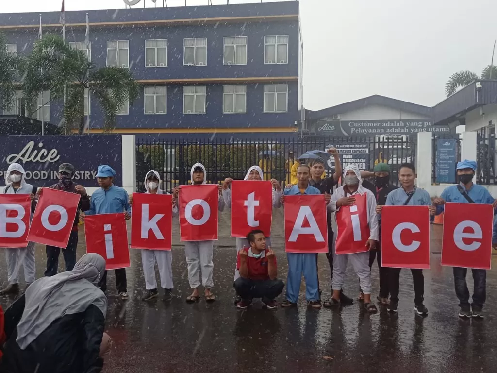 Para buruh Aice yang berkumpul untuk berdemo (Twitter/@BambangMurdiyo1)