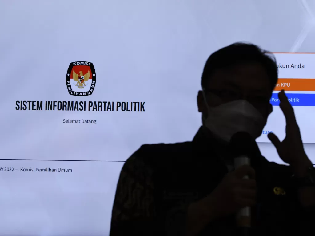 Petugas KPU menunjukkan tampilan Sistem Informasi Partai Politik (Sipol) Pemilu 2024 di Jakarta. (ANTARA/Aditya Pradana Putra)