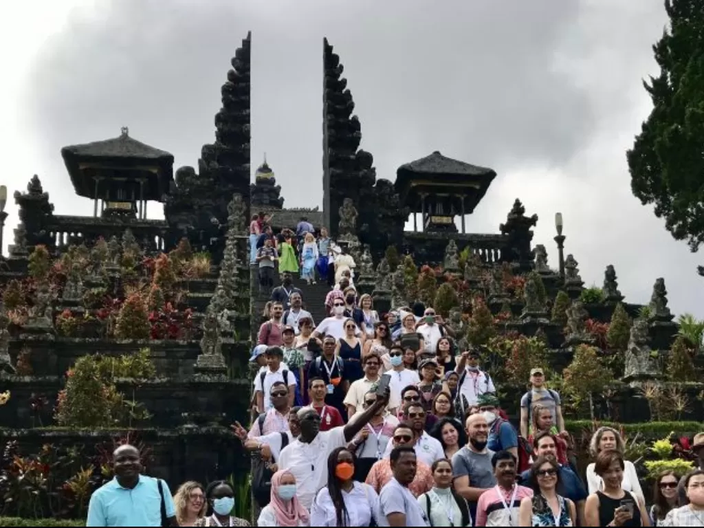 Delegasi dari sejumlah negara berkunjung ke Pura Besakih di Karangasem, Bali, Sabtu (28/5/2022). (ANTARA/Genta Tenri Mawangi)\