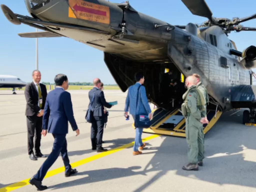 Presiden Joko Widodo (kedua kiri) bersiap menaiki helikopter militer tipe Sikorsky CH53?untuk menghadiri Konferensi Tingkat Tinggi (KTT) G7 ke-48 di Jerman, Senin (27/6/2022). (ANTARA FOTO/Biro Pers Setpres/Laily Rachev/Handout)