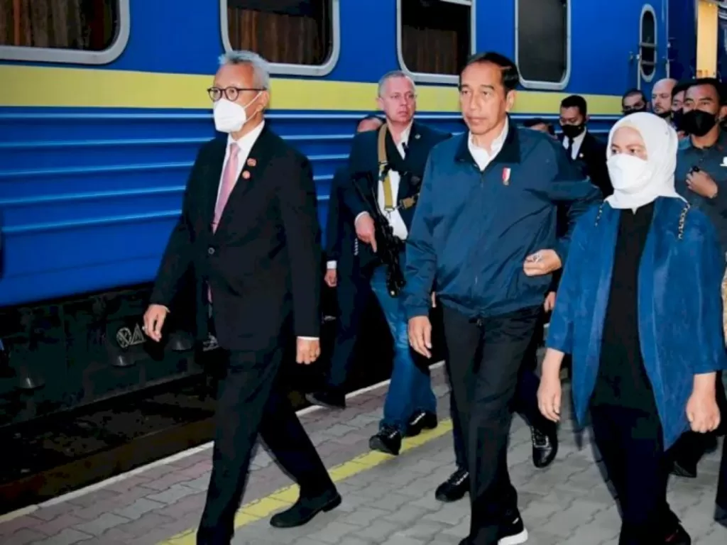 Presiden RI Joko Widodo (Jokowi) (tengah) dan rombongan menuju Kiev. (Instagram/@jokowi)