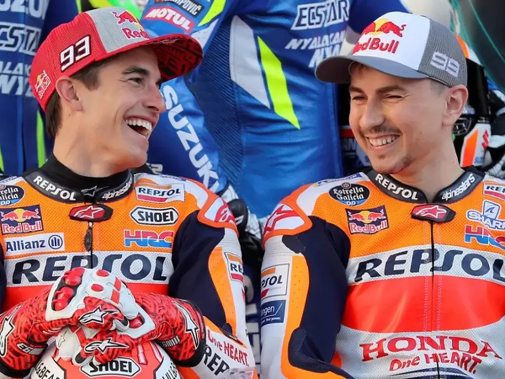 Dua pembalap Repsol Honda, Marc Marquez dan Jorge Lorenzo. (AFP/Karim Jaafar)