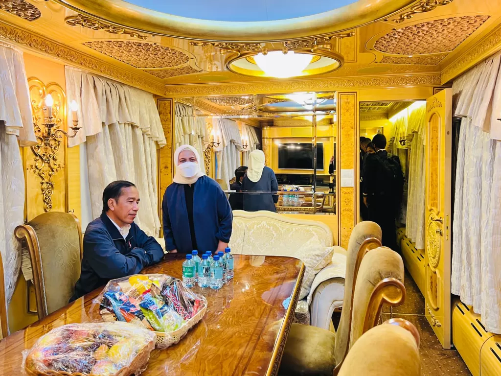 Presiden Jokowi dan Ibu Negara Iriana di kabin kereta khusus dari Polandia ke Ukraina. (Dok. BPMI Setpres)