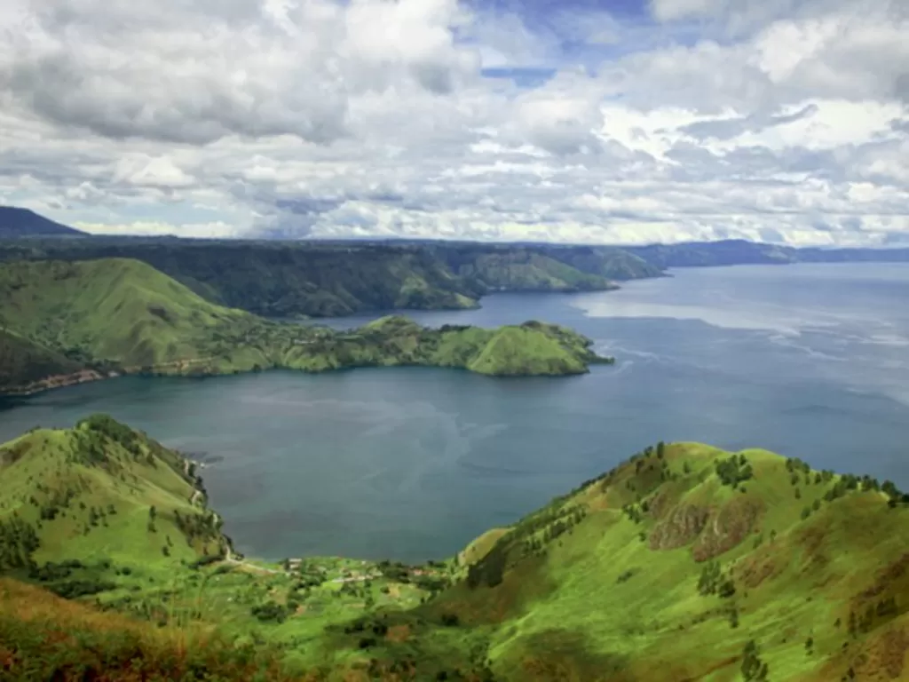 Danau Toba dilihat dari salah satu ketinggian bukit yang mengelilinginya. (Foto: Kemendikbud.go.id)