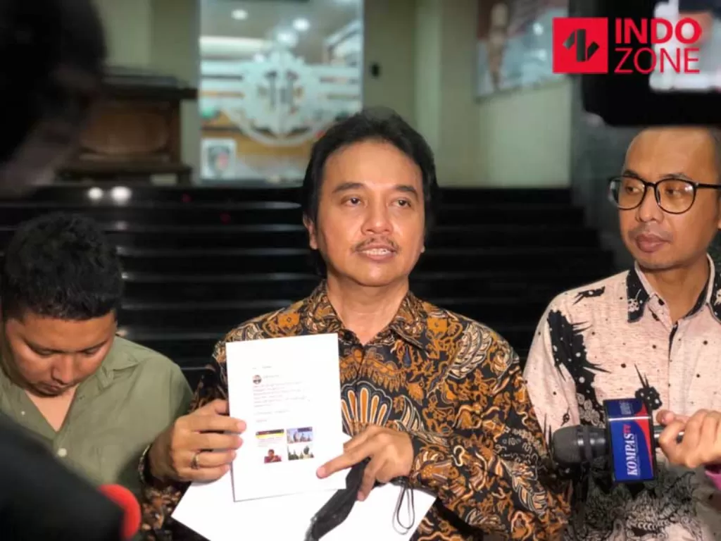 Roy Suryo (tengah) di Mapolda Metro Jaya, Jakarta. (INDOZONE/Samsudhuha Wildansyah)