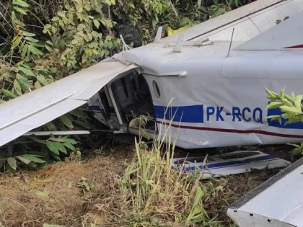 Kondisi pesawat usai mendarat darurat di Distrik Senggi, Kabupaten Keerom, Papua. (Dok. Polda Papua)