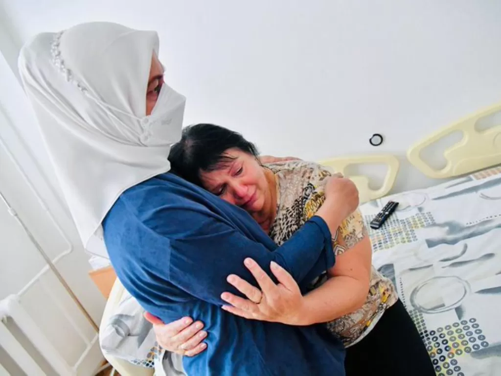 Iriana Jokowi memeluk perempuan korban perang Ukraina. (Dok. BPMI/Setpres Laily Rachev)
