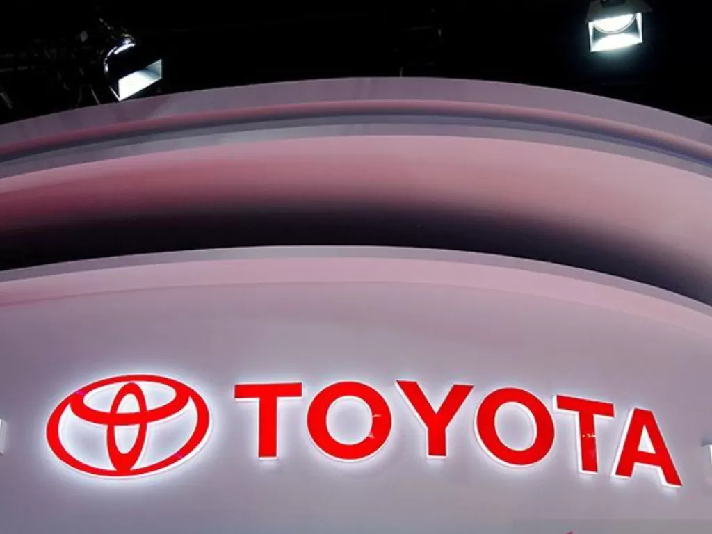 Logo Toyota terlihat di gerainya selama hari media untuk pameran Auto Shanghai di Shanghai, China, Senin (19/4/2021). ANTARA/REUTERS/Aly Song/am. (ANTARA/REUTERS/Aly Song/am.)