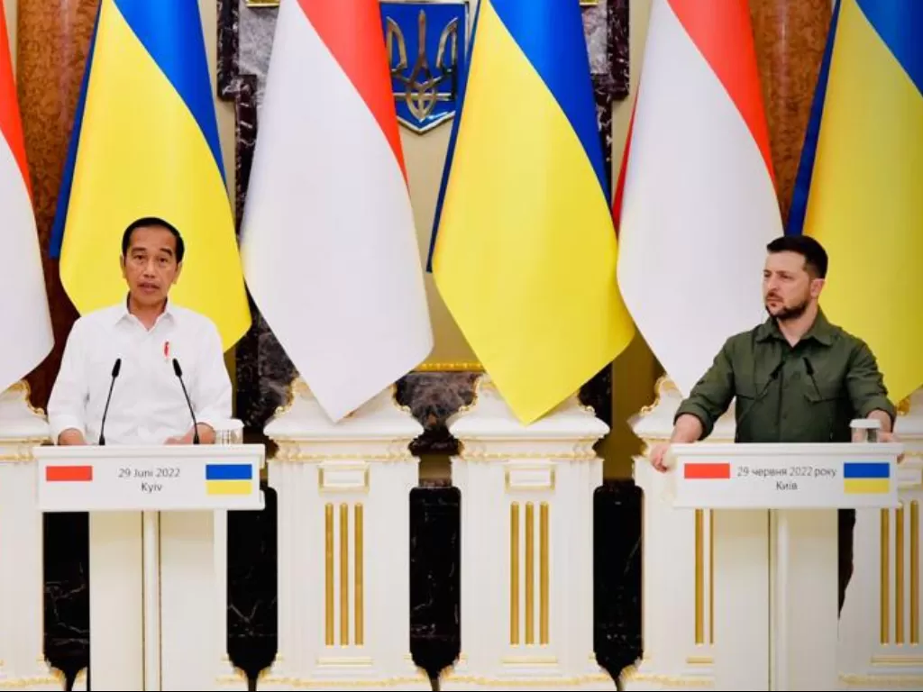 Presiden Jokowi menyampaikan pernyataan pers bersama Presiden Zelensky, di Kiev, Ukraina. (Dok. BPMI Setpres/Laily Rachev)