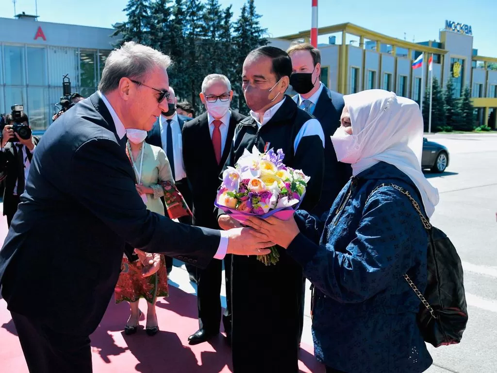 Presiden Jokowi dan Ibu Iriana tiba di Moskow, Rusia. (Dok. BPMI Setpres)