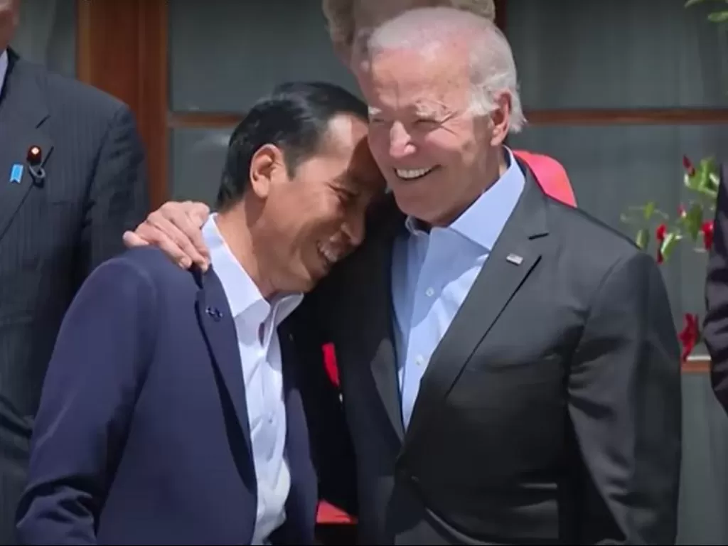 Momen Presiden Jokowi memeluk Presiden AS Joe Biden. (YouTube Sekretariat Presiden)