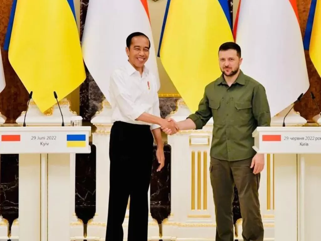 Presiden Jokowi (kiri) bertemu dengan Presiden Ukraina Volodymyr Zelenskyy (kanan). (Instagram/@jokowi)