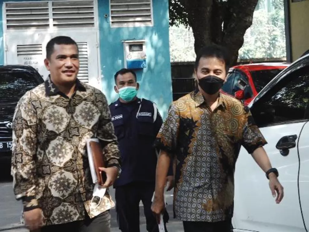 Roy Suryo (kanan) di Mapolda Metro Jaya, Jakarta, Kamis (30/6/2022). (INDOZONE/Samsudhuha Wildansyah).