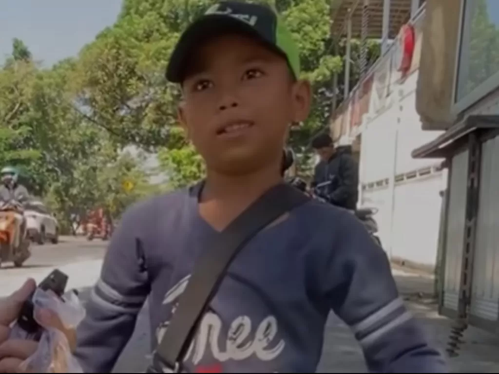 Bocah penjual donat yang ketiban rezeki nomplok. (Instagram/@wrumbianingruum)