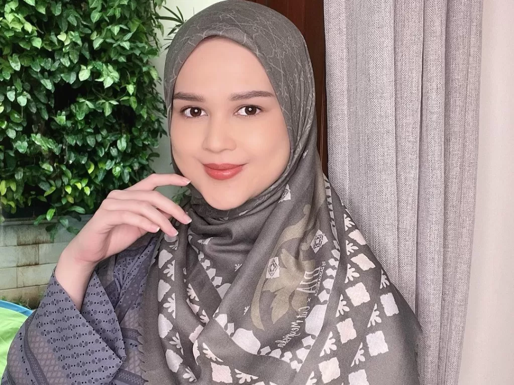 Cut Meyriska dipuji karena pertahankan hijab meski harus kehilangan pekerjaan.(Instagram@cutratumeyriska)