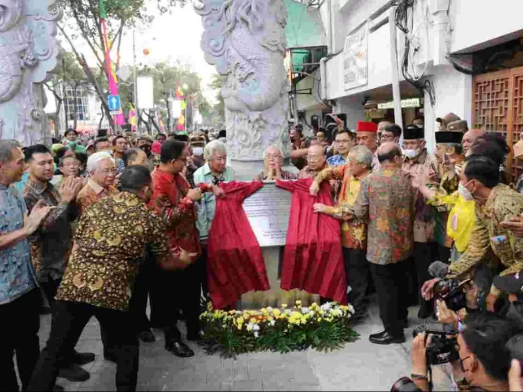 Gubernur DKI Jakarta Anies Baswedan meresmikan gapura Chinatown Jakarta. (Dok. Pemprov DKI)