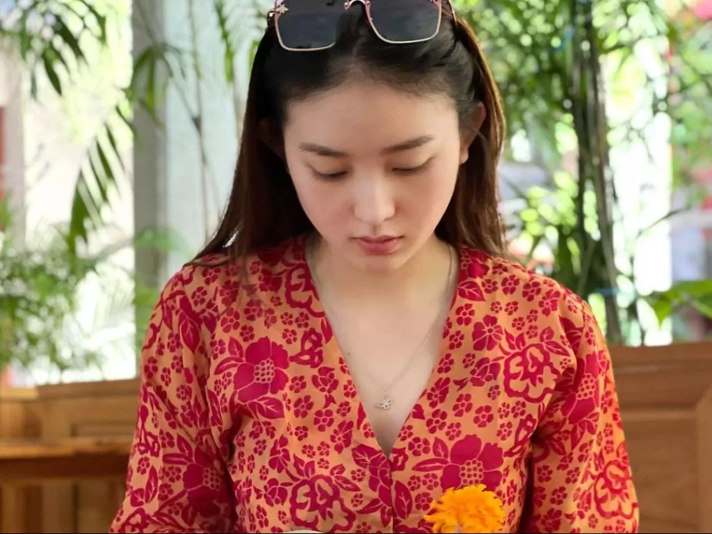 Natasha Wilona disebut kucel saat makan di sebuah warung. (Instagram@natashawilona12)