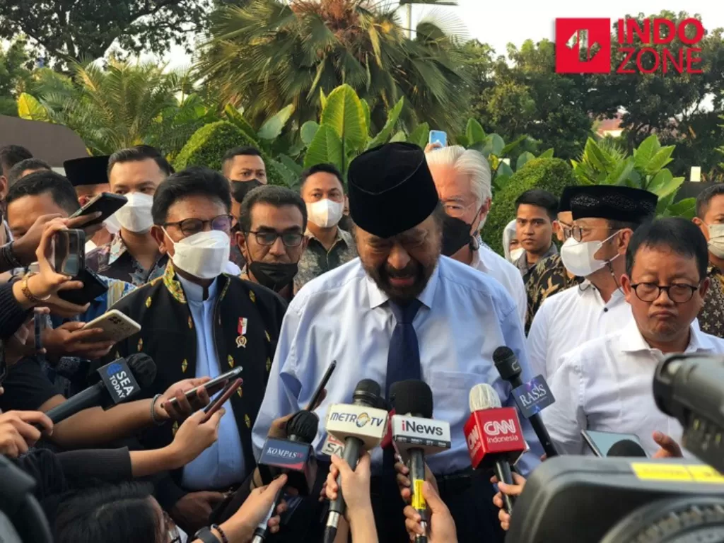 Surya Paloh di TMP Kalibata, Jakarta Selatan hadiri prosesi pemakaman Menpan RB Tjahjo Kumolo, Jumat (1/7/2022). (INDOZONE/Samsudhuha Wildansyah).