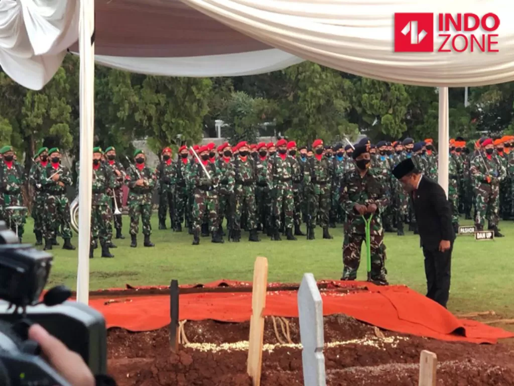 Momen pemakaman jenazah Menpan RB Tjahjo Kumolo secara militer di TMP Kalibata, Jakarta Selatan, Jumat (1/7/2022). (INDOZONE/Samsudhuha Wildansyah)
