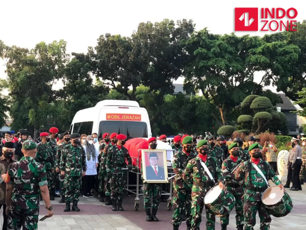 Anggota militer membawa foto Menpan RB Tjahjo Kumolo saat proses pemakaman di TMP Kalibata, Jakarta Selatan, Jumat (1/7/2022). (INDOZONE/Samsudhuha Wildansyah)