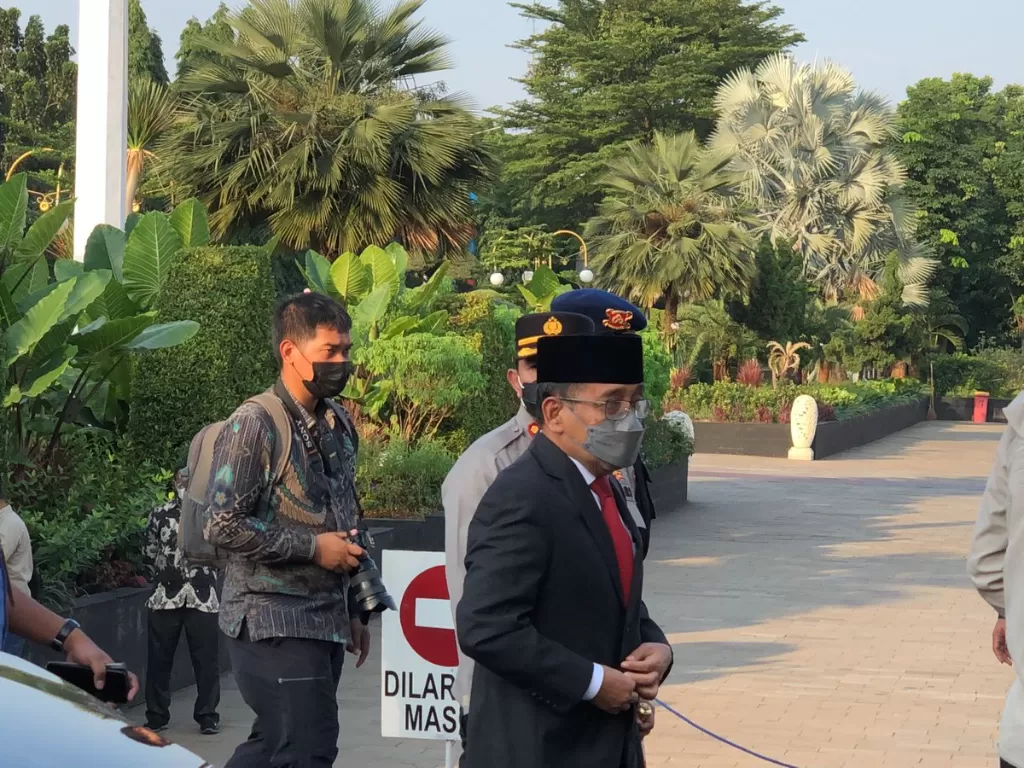Menteri Sekretariat Negara (Mensesneg) Pratikno tiba di Taman Makam Pahlawan (TMP) Kalibata, Jakarta Selatan, Jumat sore (1/7/2022). (INDOZONE/Samsudhuha Wildansyah)