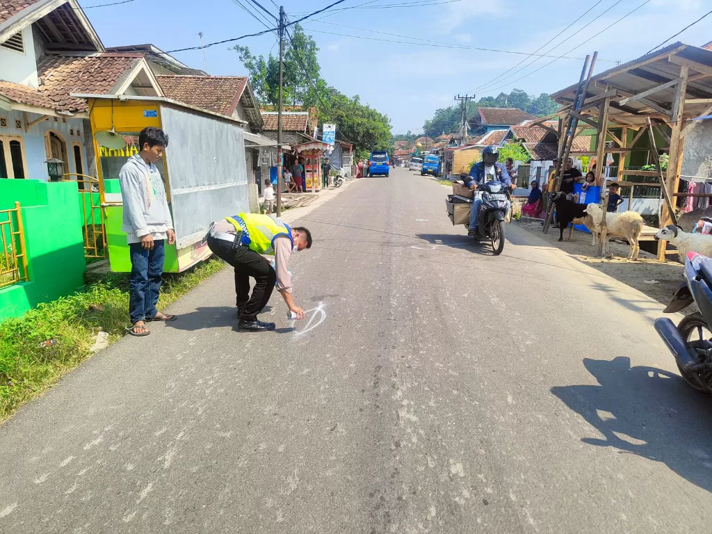 TKP kecelakaan wanita paruh baya yang tewas tertabrak sepeda motor di Banten. (Dok. Humas Polda Banten)