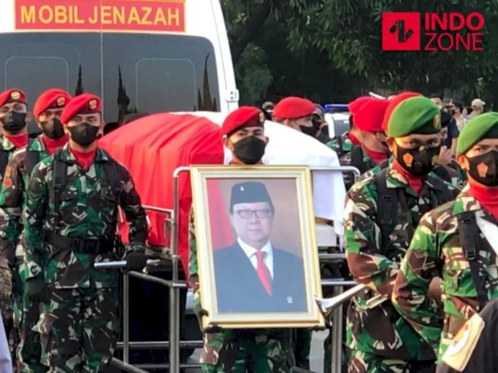 Anggota militer membawa foto Menpan RB Tjahjo Kumolo saat proses pemakaman di TMP Kalibata, Jakarta Selatan, Jumat (1/7/2022). (INDOZONE/Samsudhuha Wildansyah)